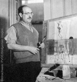 Historisches Schwarz-Weiß-Foto des amerikanischen Malers Mark Rothko in seinem Atelier.