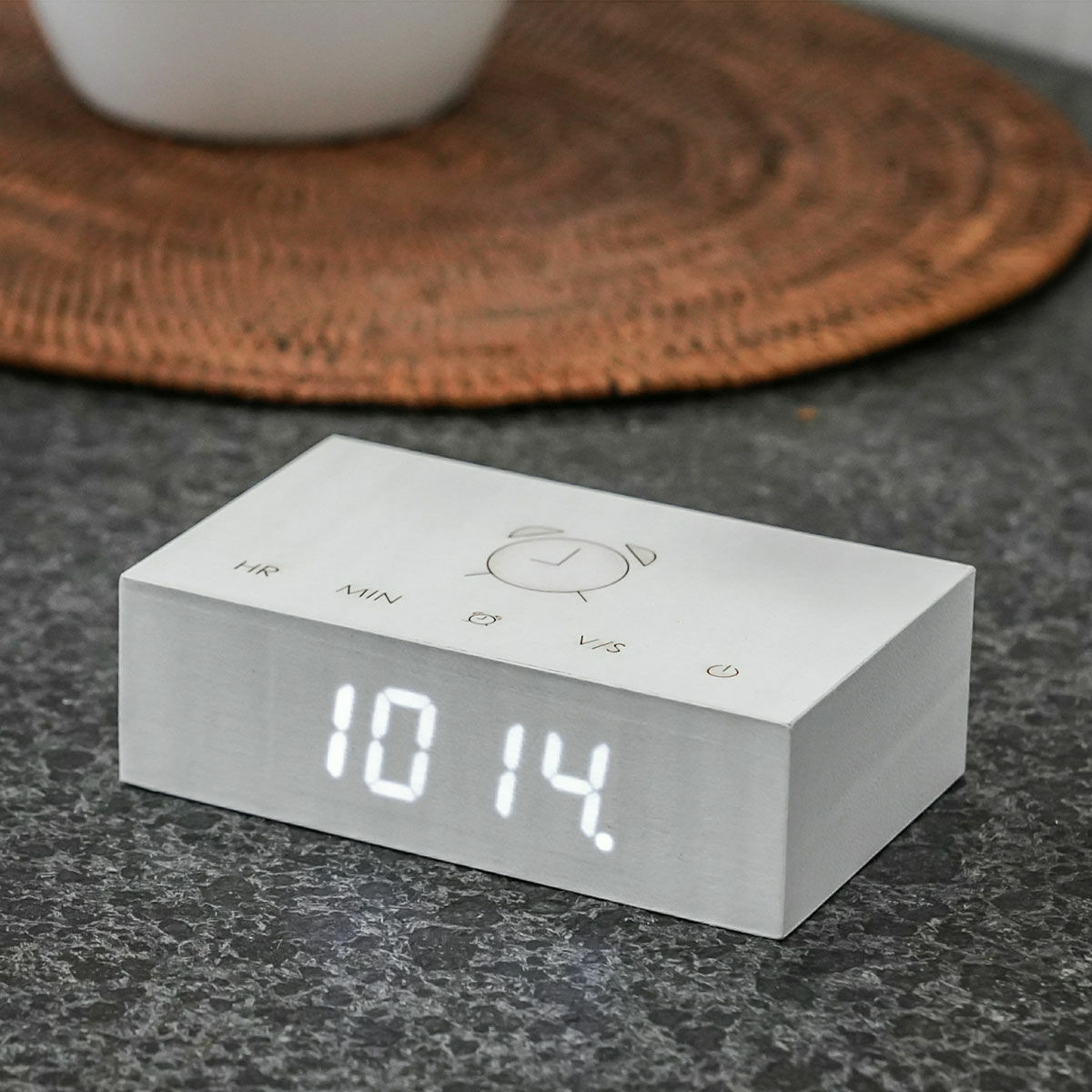 Kabellose LED-Tischuhr "Flip Click Clock" mit Alarmfunktion, Version in Birkenholz von Gingko