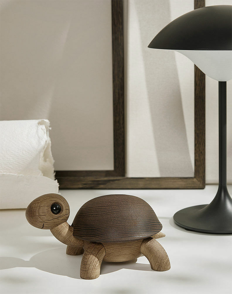 Holzfigur "Schildkröte Slowy" - Design Chresten Sommer von Spring Copenhagen