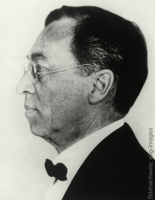 Historische Schwarz-Weiß-Fotografie des russischen Künstlers und Malers des abstrakten Expressionismus Wassily Kandinsky im Profil mit Brille und Fliege.