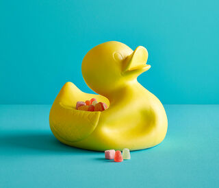 Keramikschale "Mr. Ugly Duckling" (ohne Inhalt), gelbe Version von Jasmin Djerzic