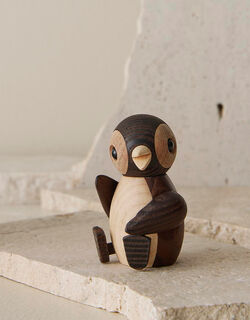 Holzfigur "Pinguin-Baby Snow" - Design Chresten Sommer von Spring Copenhagen