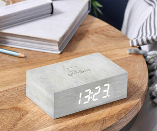 Kabellose LED-Tischuhr "Flip Click Clock" mit Alarmfunktion, Version in Birkenholz von Gingko